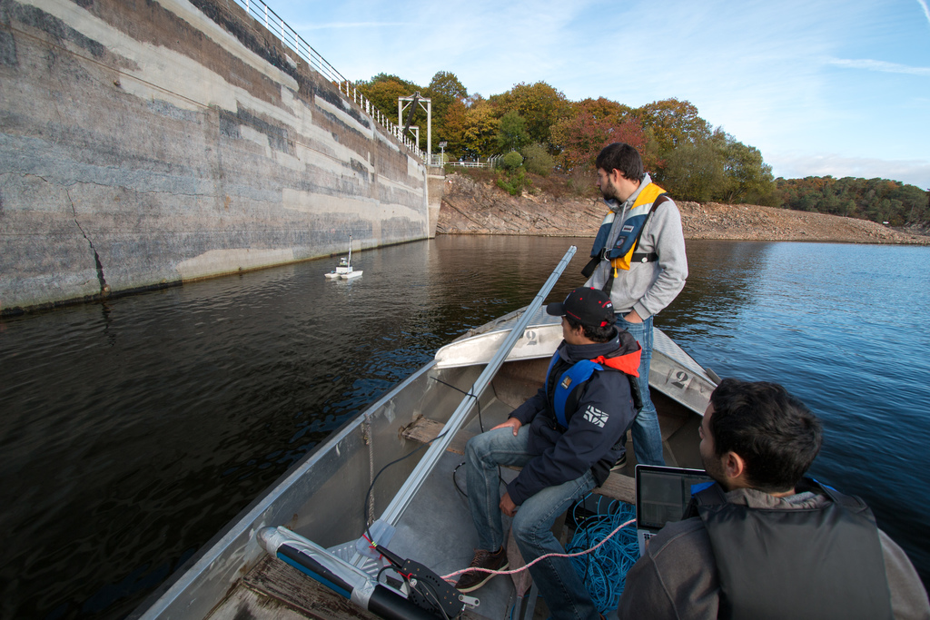 Inspection du barrage par le drone catamaran